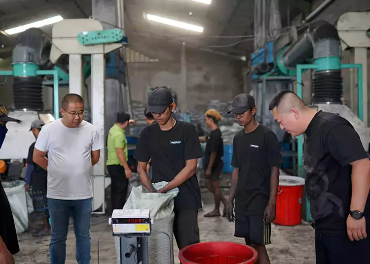 Indonesiako bezeroen fabrikako bisita sakona koko-oskolaren karbono aktibatua: ekoizpenaren indarraren eta lankidetzaren lekukotasun zintzotasuna